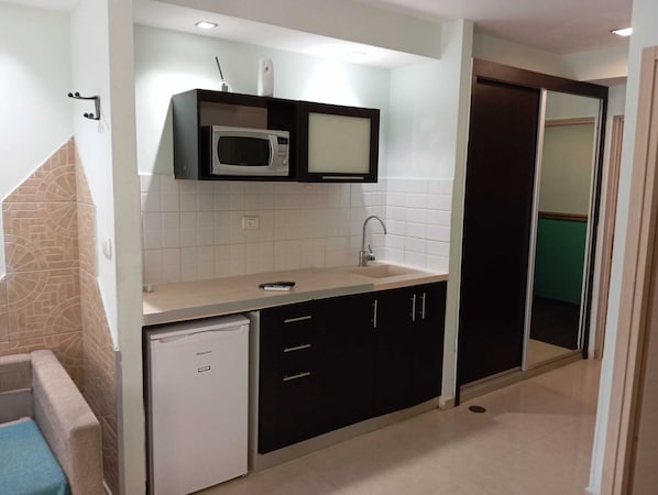 In-room safe, desk, laptop workspace, soundproofing - Marina Beach Hotel (Tel Aviv)