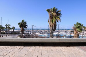 Tallelokero huoneessa, työpöytä