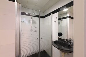 Familienstudio | Badezimmer | Haartrockner, Handtücher, Seife, Toilettenpapier