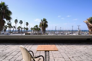 In-room safe, desk, laptop workspace, soundproofing - Marina Beach Hotel (Tel Aviv)