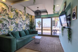 In-room safe, desk, laptop workspace, soundproofing - Marina Beach Hotel (Tel Aviv)
