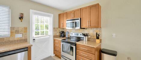 Køleskab, mikrobølgeovn, ovn, kogeplade