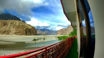 إطلالة على البحيرة