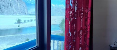 Deluxe kamer, 1 twee- of 2 eenpersoonsbedden | Uitzicht op het meer