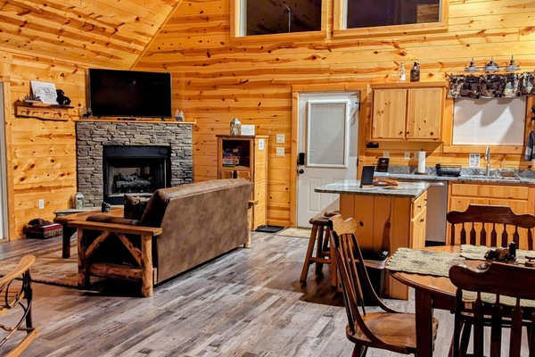 TV connectée, cheminée, livres