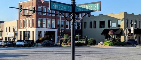 A street intersection with a signpost indicating 'Hiwassee St' and 'Peachtree St'.
