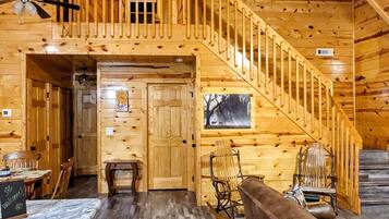 TV connectée, cheminée, livres