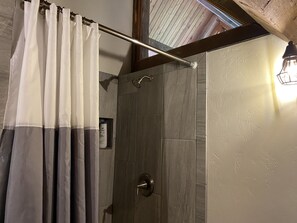 Douche, séchoir à cheveux, serviettes fournies, savon