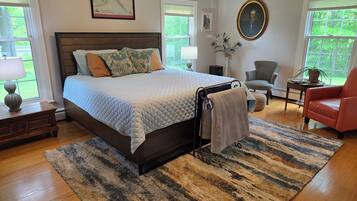 4 bedrooms, iron/ironing board, WiFi, bed sheets