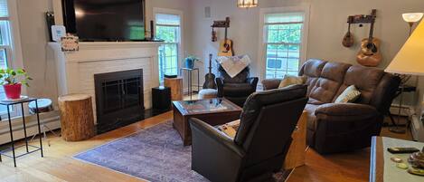 Fernseher, DVD-Player, Stereoanlage