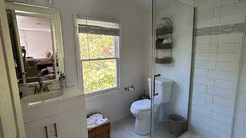 Douche, sèche-cheveux, serviettes fournies, savon