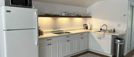 Réfrigérateur, micro-ondes, plaque de cuisson, cafetière/bouilloire