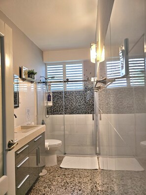 Shower, hair dryer, towels, soap - San Juan Charm • ForestEdge Retreat • Gated Privacy Near Beach, Airport & Old SJ (San Juan)