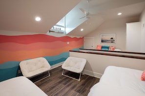 6 habitaciones, escritorio y tabla de planchar con plancha