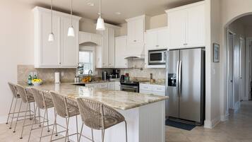 Kylskåp, mikrovågsugn, ugn och spishäll