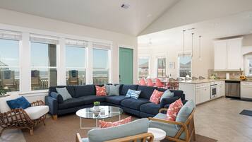 Smart-tv, ett bordtennisbord, böcker och kontor