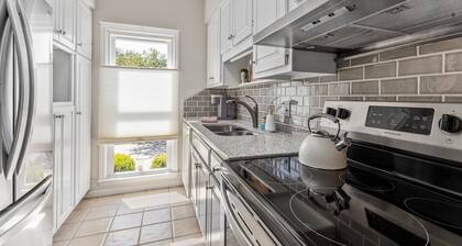 NEW Trendy Midtown Vibes Townhouse, Fenced Yard