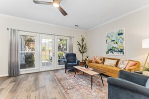 Smart TV, books, stereo - NEW Trendy Midtown Vibes Townhouse, Fenced Yard (Columbus)