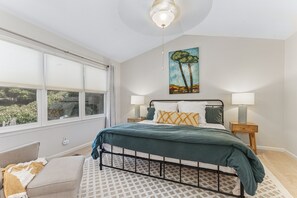 2 bedrooms, iron/ironing board, free WiFi, bed sheets - NEW Trendy Midtown Vibes Townhouse, Fenced Yard (Columbus)