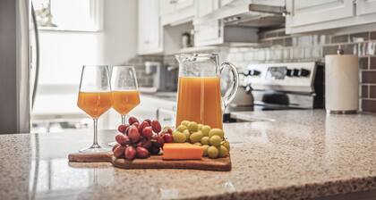 NEW Trendy Midtown Vibes Townhouse, Fenced Yard