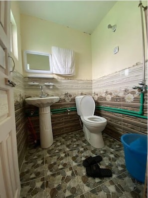 Deluxe Double Room | Bathroom | Shower, designer toiletries, towels, soap