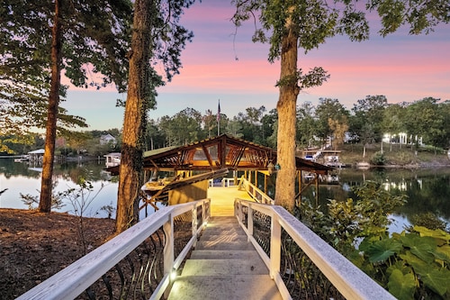 Lakefront Retreat - Sleeps 18 - Kayaks + Hot Tub