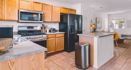 Spacious, Quiet Home in Gated Community, Family Friendly, King Bed, 3 Parkings