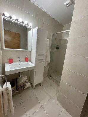 Dusche, Haartrockner, Handtücher, Seife