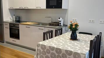 Micro-ondes, four, plaque de cuisson, lave-vaisselle