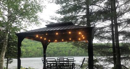 Le Shack 144
Magnifique chalet rustique, bord de lâeau, avec spa , LacBoucher