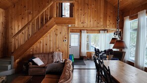 TV, peis, DVD-spiller og stereoanlegg