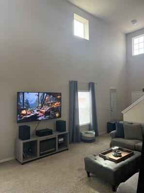 Living area - Cozy Home: 9 Miles from Circuit of the Americas (Austin)