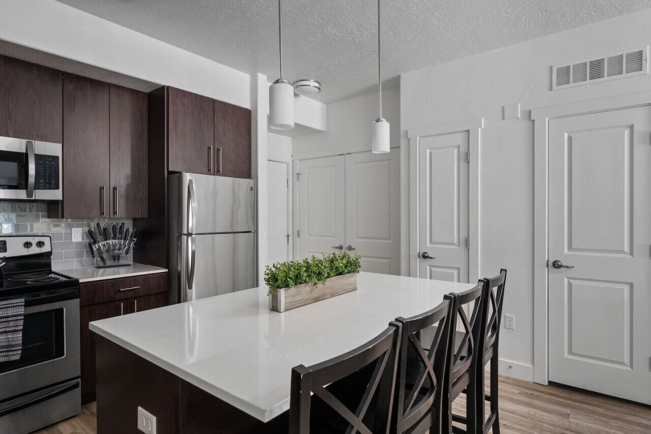 Frigorífico, microondas, horno y placa de cocina