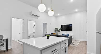 Modern 2BD, Relaxing, Free Parking, In the Heart of DT Baltimore