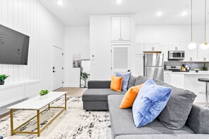 Living area - Modern 2BD, Relaxing, Free Parking, In the Heart of DT Baltimore (Baltimore)