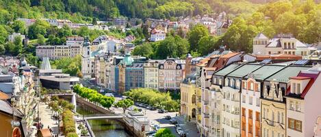 Une vue urbaine le long d’une rivière, avec des bâtiments historiques, un canal et un pont.