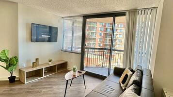 Appartement Deluxe | Coin séjour | TV connectée de 50 pouces avec chaînes par câble