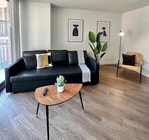 Deluxe Apartment | Living area | 50-inch Smart TV with cable channels - Incredible Apartment with Rooftop (Arlington)