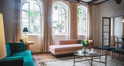 Villa Carlotta – Furnished Luxury Apartments in Hollywood, CA