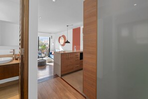 Hair dryer, towels, soap, shampoo - Moderno y Tranquilo Apto Parque del Virrey 55 m2 (Bogotá)