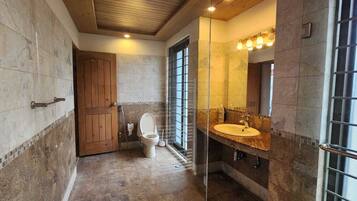 Chuveiro, produtos de toalete biodegradáveis, secador de cabelo