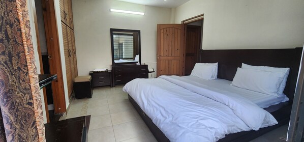 6 bedrooms, iron/ironing board, free WiFi, bed sheets