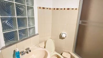 Douche, serviettes fournies, savon, papier toilette