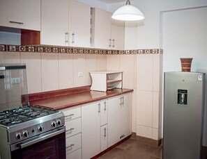 Oven, dishwasher, cookware/dishes/utensils, lobster pot - Modern Apartment in the Heart of Huaraz – Private & Comfortable (Huaraz)