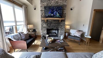 TV connectée, cheminée, écrans d'ordinateur, imprimantes