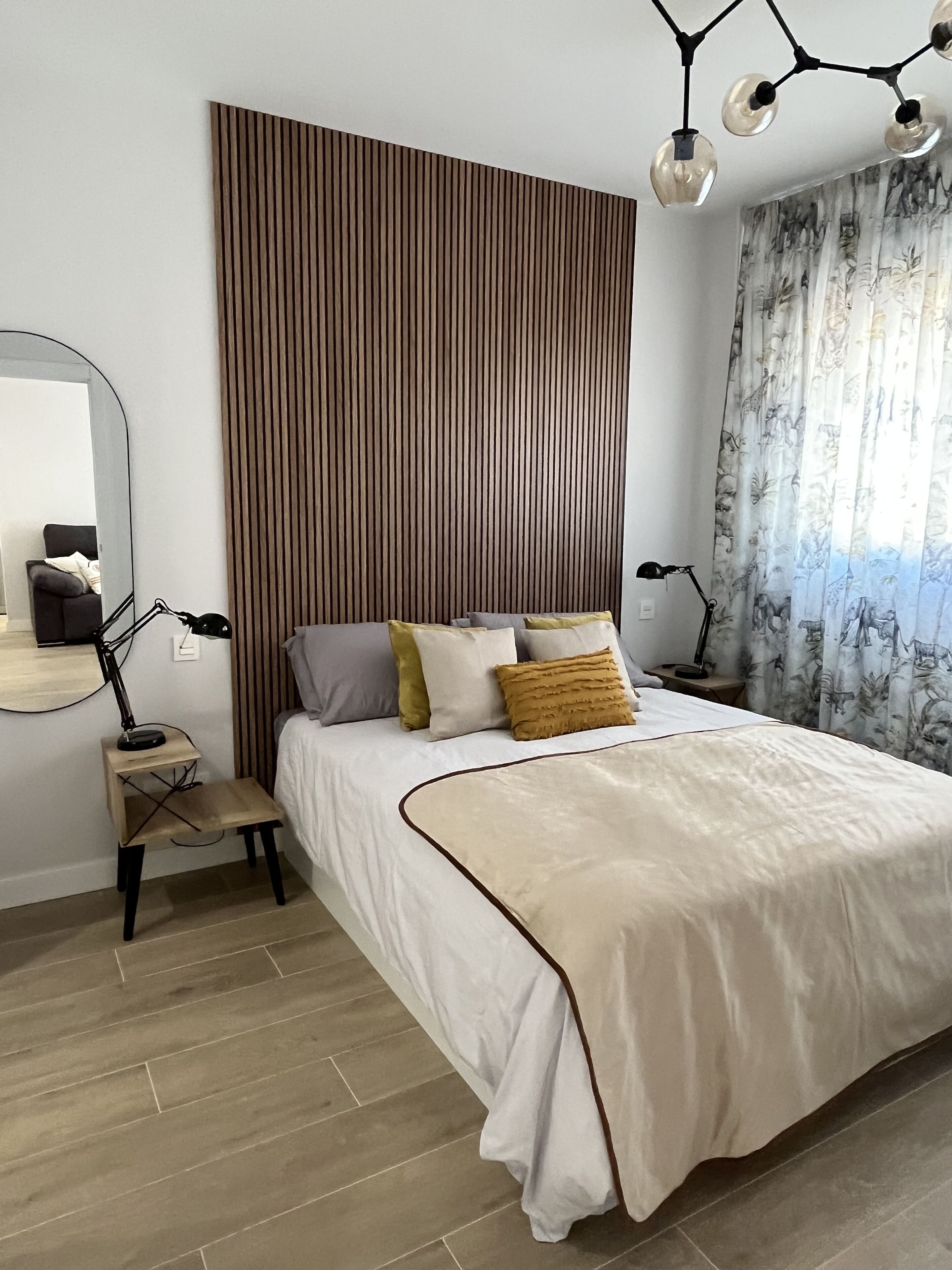 1 dormitorio, escritorio, tabla de planchar con plancha y wifi