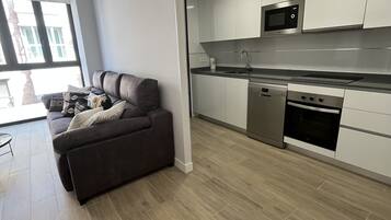 Frigorífico, microondas, horno y placa de cocina