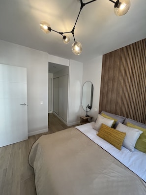 1 bedroom, desk, iron/ironing board, WiFi