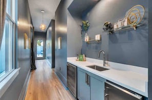 Una cocina moderna con horno empotrado, un lavabo y una encimera.