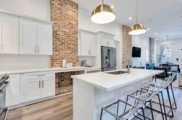 Fridge, microwave, oven, stovetop - New! Vibrant Private Home w Pool near French Quarter & Frenchman (New Orleans)